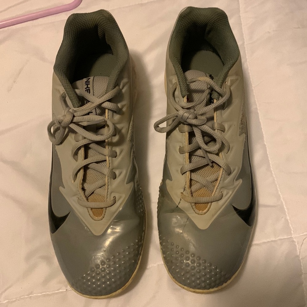 Men’s boys Nike baseball sneakers size 9